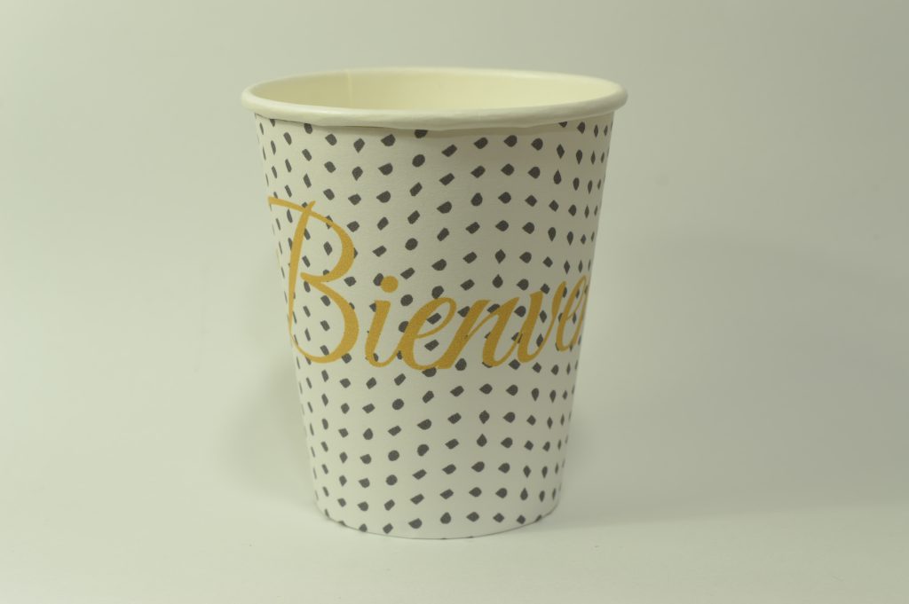 Vaso de cumpleaños con patrón de puntos y letrero de Bienvenidos
