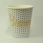 Vaso de cumpleaños con patrón de puntos y letrero de Bienvenidos