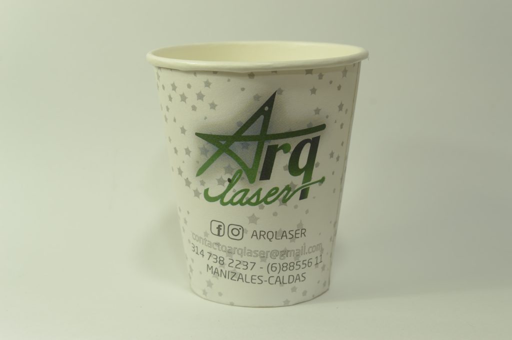 Vaso corporativo personalizado con logo y redes de la empresa Arqlaser
