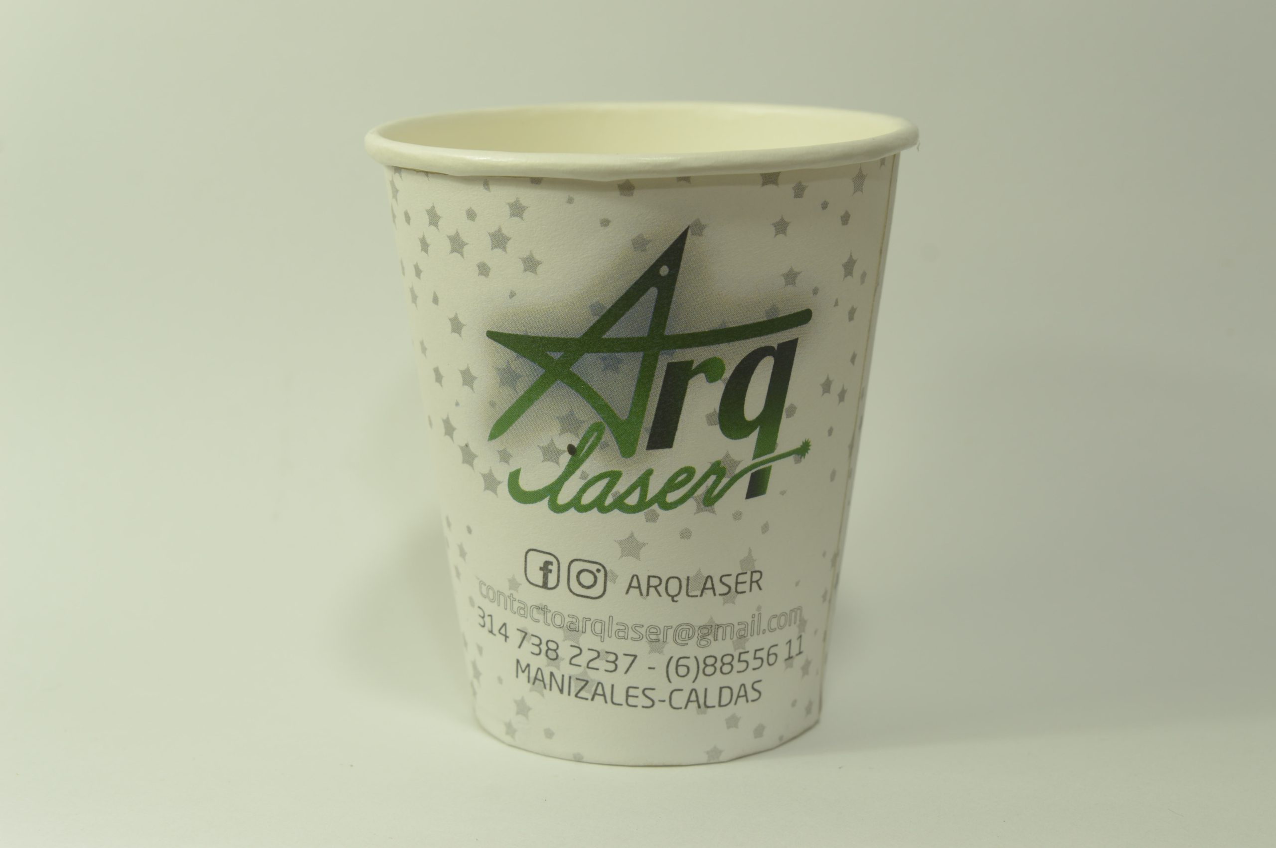 Vaso corporativo personalizado con logo y redes de la empresa Arqlaser