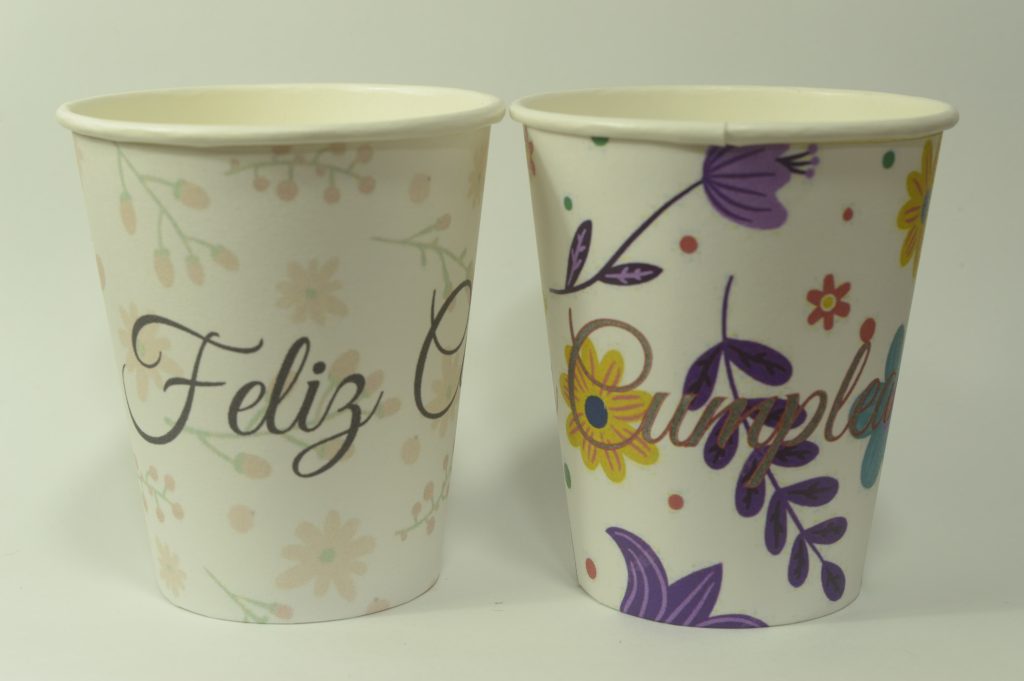Par de vasos personalizados con flores de cumpleaños en tonos pastel y tonos púrpura
