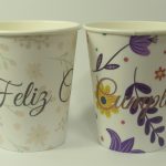 Par de vasos personalizados con flores de cumpleaños en tonos pastel y tonos púrpura