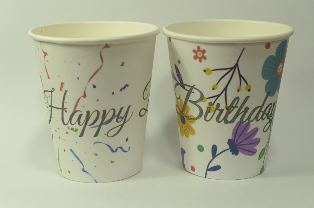 Par de vasos personalizados con serpetinas y flores de cumpleaños