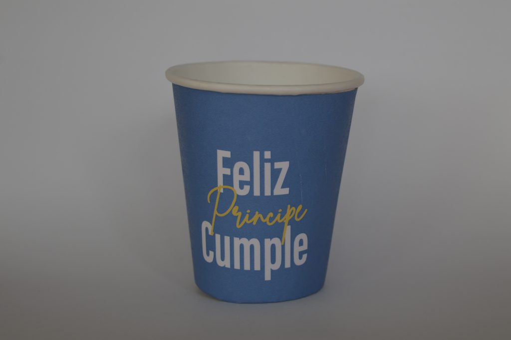 Vaso con fondo de color azul y letrero de feliz cumpleaños principe