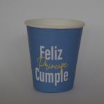 Vaso con fondo de color azul y letrero de feliz cumpleaños principe