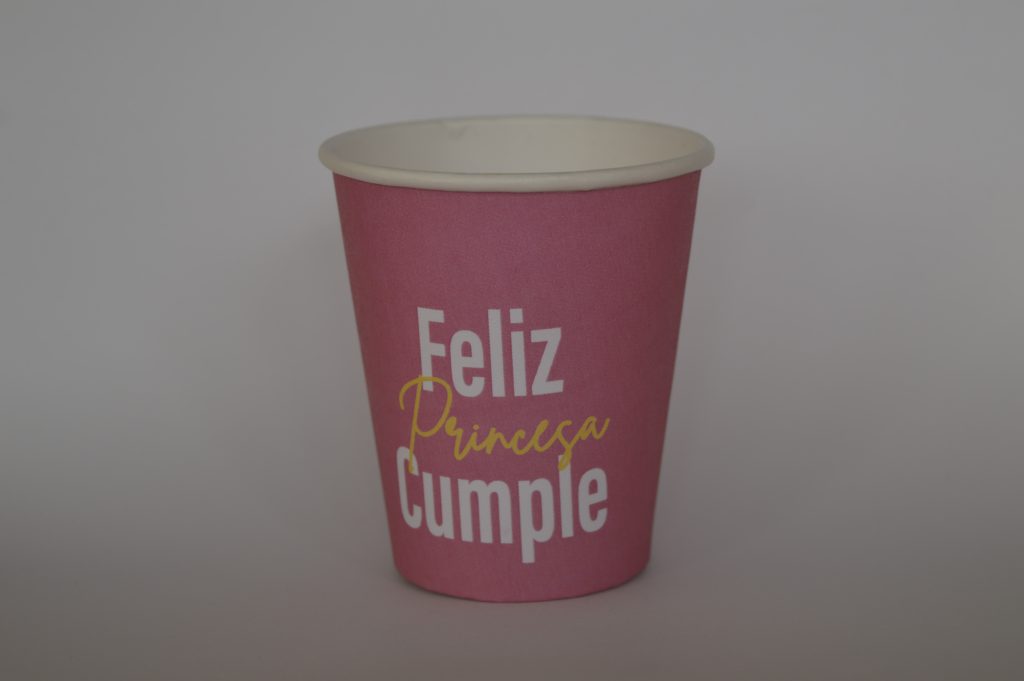 Vaso con fondo de color rojo y letrero de feliz cumpleaños princesa