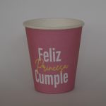 Vaso con fondo de color rojo y letrero de feliz cumpleaños princesa
