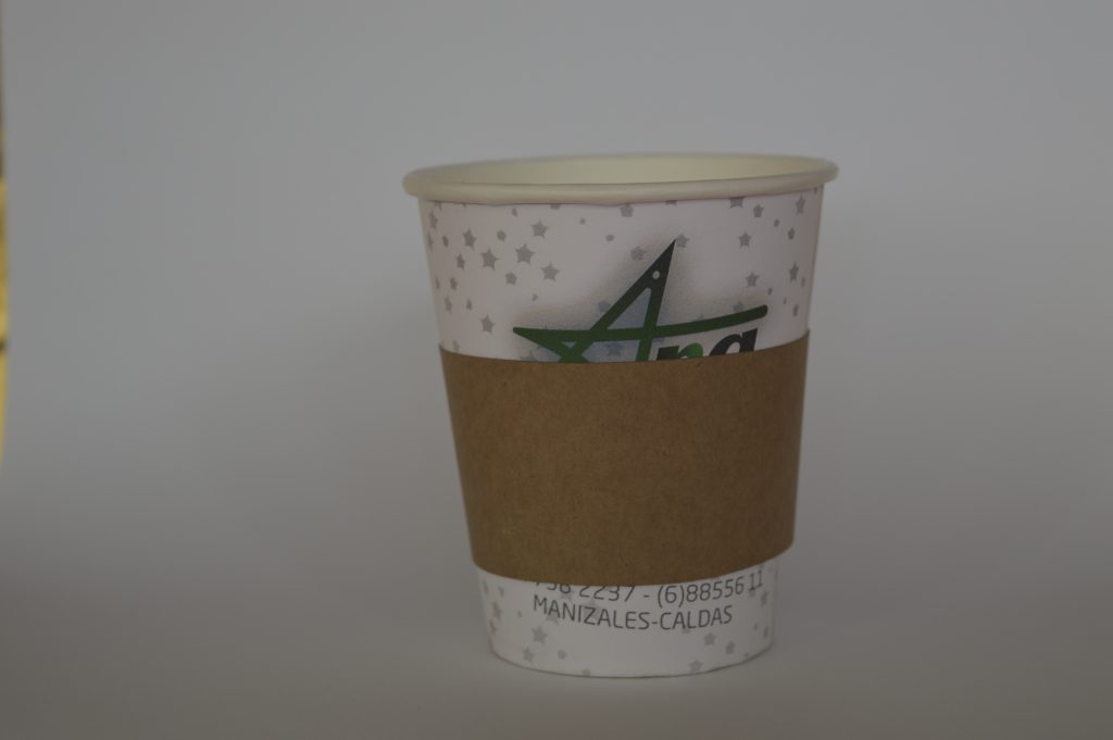Aislador de calor en cartón puesto en vaso corporativo