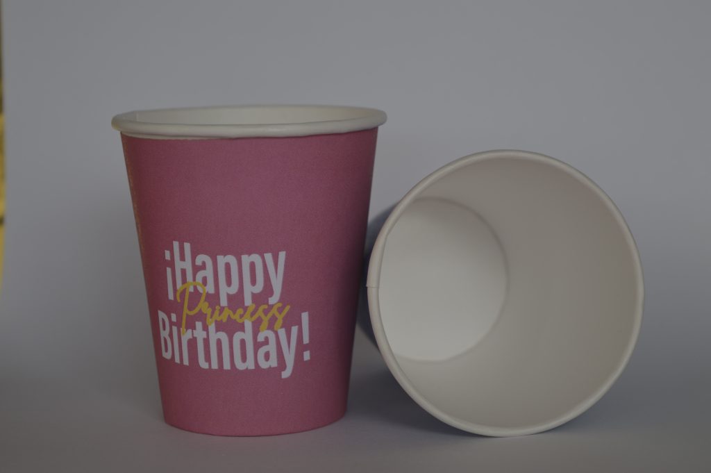 Vaso rojo con letrero de happy birthday y vaso acostado al lado