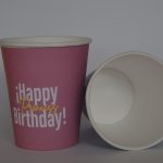 Vaso rojo con letrero de happy birthday y vaso acostado al lado