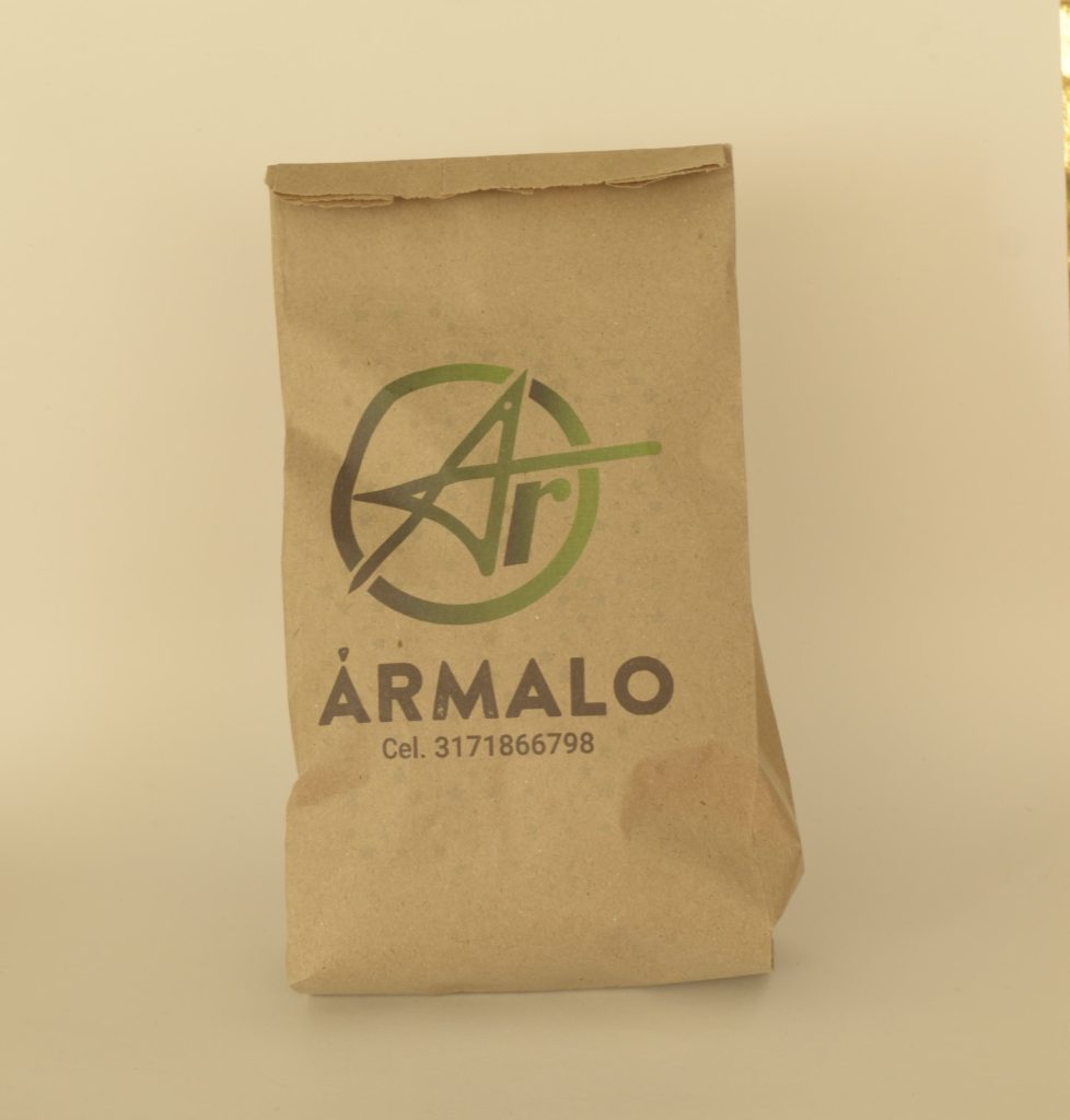 Bolsa de papel personalizada con logo y texto de ármalo
