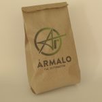 Bolsa de papel personalizada con logo y texto de ármalo