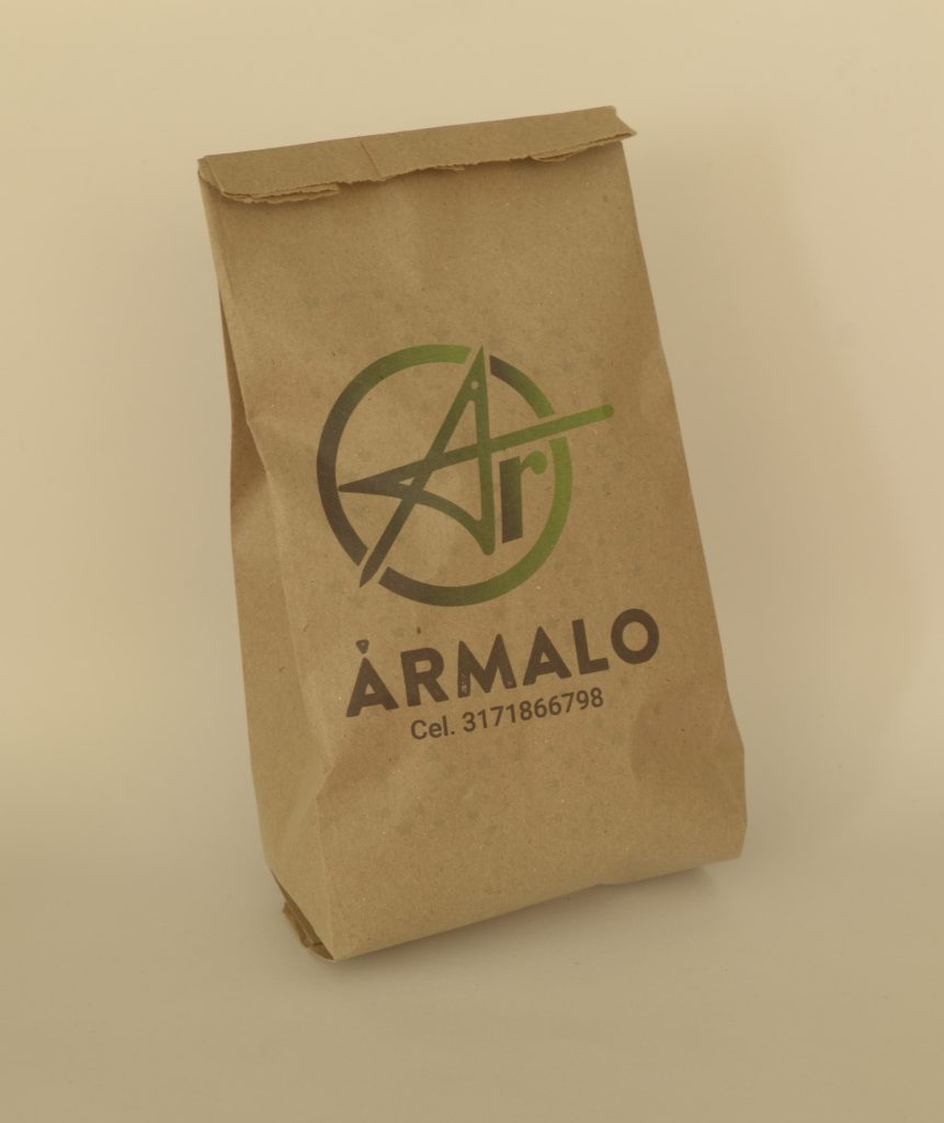Bolsa de papel personalizada con logo y texto de ármalo