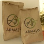 Par de bolsas de papel personalizadas con logo y texto de ármalo