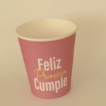 Vaso con fondo de color rojo y letrero de feliz cumpleaños princesa