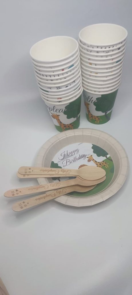 Kit de fiesta con vasos, plato y cubiertos con la temática infantil de animales de la selva