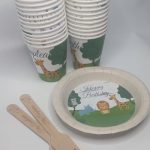 Kit de fiesta con vasos, plato y cubiertos con la temática infantil de animales de la selva