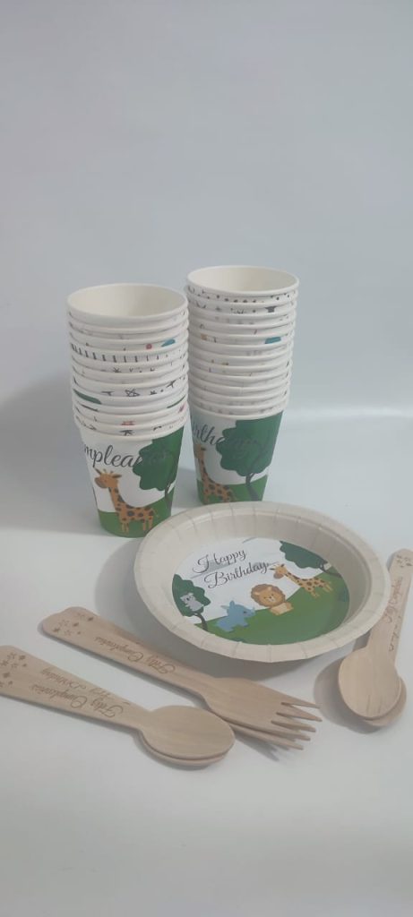 Kit de fiesta con vasos, plato y cubiertos con la temática infantil de animales de la selva