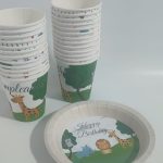 Kit de fiesta con vasos, plato y cubiertos con la temática infantil de animales de la selva