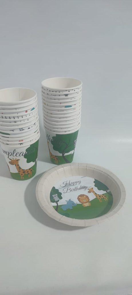 Kit de fiesta con vasos, plato y cubiertos con la temática infantil de animales de la selva